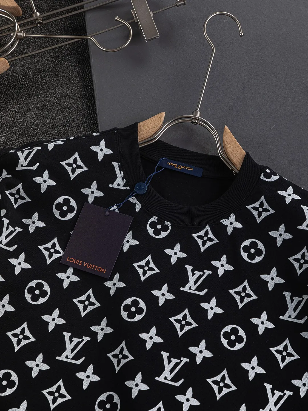 🅿️210 Louis Vuitton Louis Vuitton 1V slightly wide version S-XL 25SS LV new product counter catwalk model, burning clouds all over the print, round neck print, same style for men and women! Short-sleeves are not the same as the general public, but must be unique and eye-catching. This LV short-sleeves is all about quality, comfort, consistent style, fashion, including fabrics and cutting techniques, all of which have been made with great effort! 320 grams of washed pure cotton fabric, pure cotton is breathable, very refreshing and comfortable for daily wear. The rib knitting on the neckline is smooth and tight, and the neckline will not be skewed if you toss it at will. The loose version, you will find that it looks really good on the upper body. The overall is minimalist and neat, super versatile for daily use! Pair it casually with a pair of pants for a youthful look. A T-shirt will make your outfit crazy. It is a fashionable item that can never go wrong! Color: Black White Size: S-XL Size chart: S: Shoulder width 50-Bust 54-Length 70 M: Shoulder width 52-Bust 56.5-Length 72 L: Shoulder width 54-Bust 59-Length 74 XL: Shoulder width 56-Bust 61.5-Length 76